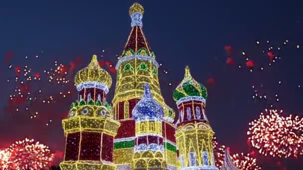 ズームと夜 キエフスカヤ駅 キエフスカヤ駅 モスクワ ロシアの領域上のクリスマスの装飾の花火 — ストック動画