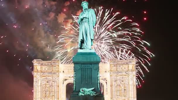 プーシキン モスクワ市内中心部の記念碑の花火を ズームとロシア — ストック動画