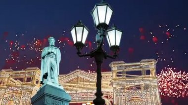 Pushkin, Moskova şehir merkezi anıt üzerinde havai fişek. Rusya (zoom ile) 