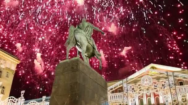 トヴェルスカヤ広場でモスクワ市内中心部上空の花火 ユーリー ドルゴの記念碑 ロシア ズームで — ストック動画