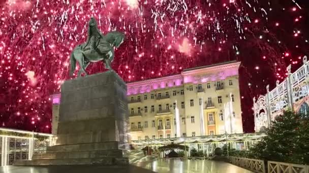Fyrverkeri Över Moskva Centrum Tverskaya Kvadrat Yury Dolgoruky Monument Ryssland — Stockvideo