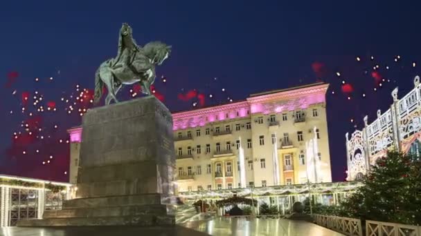 Fyrverkeri Över Moskva Centrum Tverskaya Kvadrat Yury Dolgoruky Monument Ryssland — Stockvideo