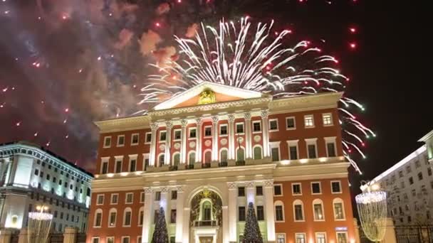 Sztuczne Ognie Nad Centrum Moskwy Rządu Budynku Przy Ulicy Tverskaya — Wideo stockowe