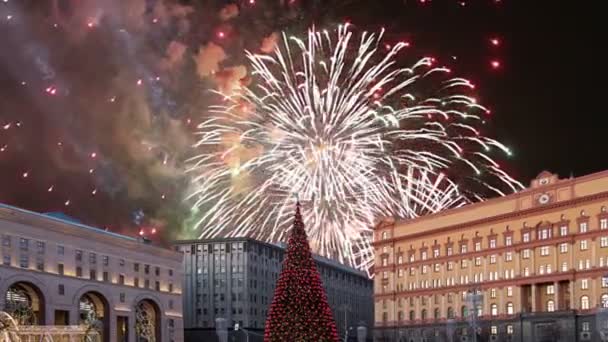 夕方には モスクワ ロシア連邦 ズームと Lubyanskaya ルビャンカ 広場の花火 — ストック動画