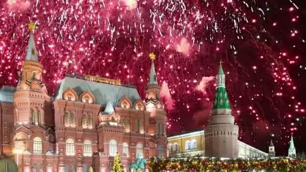 ズームとモスクワのクレムリンの近く国立歴史博物館 ロシア語で碑文 上空の花火 — ストック動画