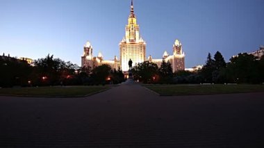 Moskova, Rusya 17 Mayıs 2019: Moskova Devlet Üniversitesi Sparrow Hills 'te (gece), ana bina, Rusya. Rusya 'nın en üst düzey eğitim kurumudur.