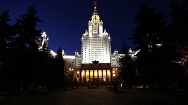 Moskova, Rusya 17 Mayıs 2019: Moskova Devlet Üniversitesi Sparrow Hills 'te (gece), ana bina, Rusya. Rusya 'nın en üst düzey eğitim kurumudur.