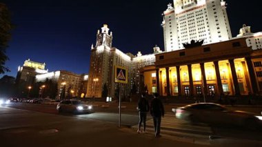 Moskova, Rusya 17 Mayıs 2019: Moskova Devlet Üniversitesi Sparrow Hills 'te (gece), ana bina, Rusya. Rusya 'nın en üst düzey eğitim kurumudur.