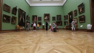 Moskova, Rusya - 07 Haziran 2019: Devlet Tretyakov Galerisi, Rusya'nın Moskova kentinde, Rus güzel sanatının dünyanın önde gelen deposu olan bir sanat galerisidir. Galeri'nin tarihi 1856'da başlar. Sanatçı V.Vasnetsov'un salonu. Koleksiyon - 130.000 sergi