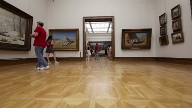 Moskova, Rusya - 07 Haziran 2019: Devlet Tretyakov Galerisi, Rusya'nın Moskova kentinde, Rus güzel sanatının dünyanın önde gelen deposu olan bir sanat galerisidir. Galeri'nin tarihi 1856'da başlar. Sanatçı V.Vasnetsov'un salonu. Koleksiyon - 130.000 sergi