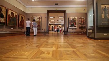 Moskova, Rusya - 07 Haziran 2019: Devlet Tretyakov Galerisi, Rusya'nın Moskova kentinde, Rus güzel sanatının dünyanın önde gelen deposu olan bir sanat galerisidir. Galeri'nin tarihi 1856'da başlar. Sanatçı V.Vasnetsov'un salonu. Koleksiyon - 130.000 sergi