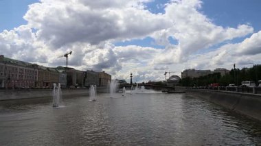 Drainage kanalındaki fıskiyeler. Bolotnaya Embankment ve Kadashevskaya Naberezhnaya (Embankment). Luzhkov (Tretyakov) köprüsü, Moskova şehir tarihi merkezi, popüler kent simgesi. Rusya   