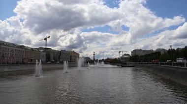 Drainage kanalındaki fıskiyeler. Bolotnaya Embankment ve Kadashevskaya Naberezhnaya (Embankment). Luzhkov (Tretyakov) köprüsü, Moskova şehir tarihi merkezi, popüler kent simgesi. Rusya   