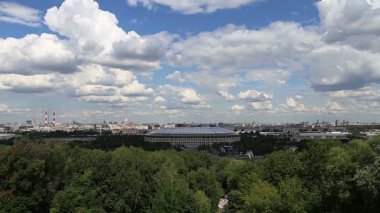 Serçe Tepesi veya Vorobyovy kanlı gözlem (izleme) platformu--Merkezi Moskova Moskova Nehri üzerinde 85 m veya 200 m deniz seviyesinden dik bir yakasında görülmektedir. Moscow, Rusya Federasyonu 