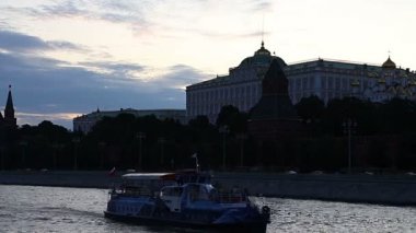 Moskova, Rusya - 11 Ağustos 2019: Moskova 'nın en popüler manzarası Moskva Nehri ve Kremlin (gece) 