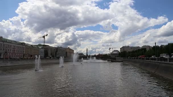 排水系统上的喷泉 Bolotnaya堤岸和Kadashevskaya Naberezhnaya 卢日科夫 Tretyakov 莫斯科市历史中心 受欢迎的地标 俄罗斯 — 图库视频影像