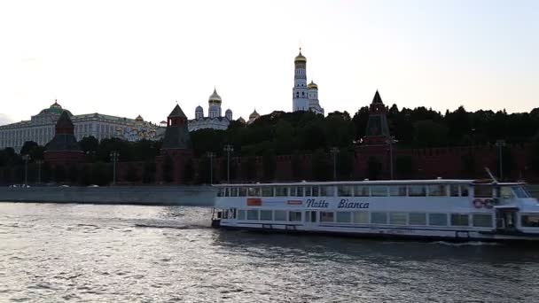 Moskva Ryssland Augusti 2019 Utsikt Över Moskvafloden Och Kreml Natten — Stockvideo