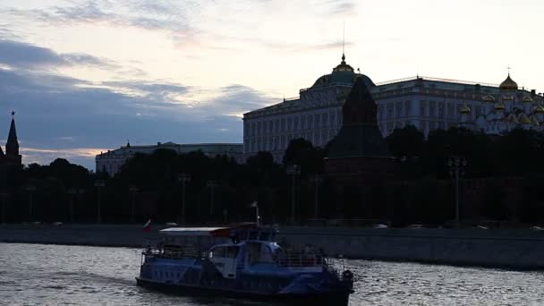 Moskva Ryssland Augusti 2019 Utsikt Över Moskvafloden Och Kreml Natten — Stockvideo