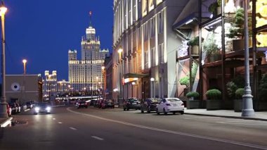 Moskova, Rusya - 11 Ağustos 2019: Raushskaya Embankment, Moskva Nehri ve Kremlin yakınlarındaki Kotelnicheskaya Embankment Binası (gece) -- Moskova, Rusya 'nın en popüler manzarası 