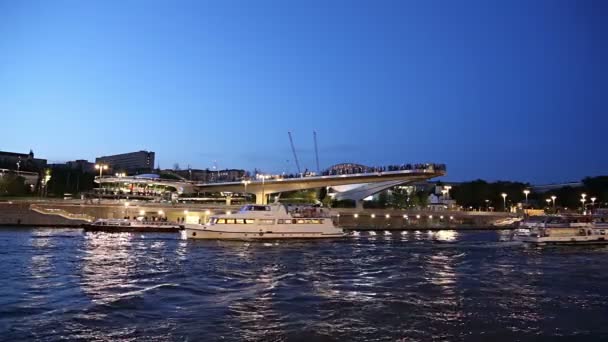 Moscú Rusia Agosto 2019 Puente Flotante Del Parque Zaryadye Moskvoretskaya — Vídeos de Stock