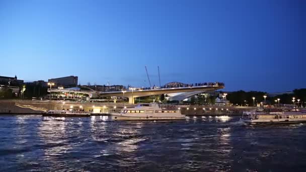 Moscow Russia August 2019 Floating Bridge Zaryadye Park Moskvoretskaya Embankment — Stok video