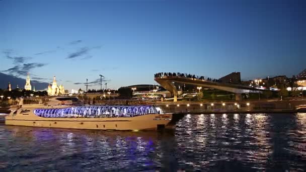Moscú Rusia Agosto 2019 Puente Flotante Del Parque Zaryadye Moskvoretskaya — Vídeos de Stock