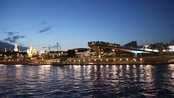 Flydende Bro Zaryadye Park Moskvoretskaya Embankment Moskva Floden Turist Lystbåd – Stock-video