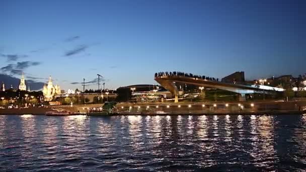 Puente Flotante Del Parque Zaryadye Moskvoretskaya Embankment Del Río Moskva — Vídeos de Stock