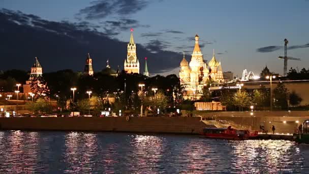 Moskva Ryssland Augusti 2019 Utsikt Över Moskvafloden Och Kreml Natten — Stockvideo