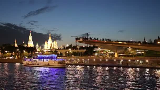 Moscú Rusia Agosto 2019 Puente Flotante Del Parque Zaryadye Moskvoretskaya — Vídeos de Stock