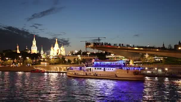 Moscow Russia August 2019 Floating Bridge Zaryadye Park Moskvoretskaya Embankment — Stock video