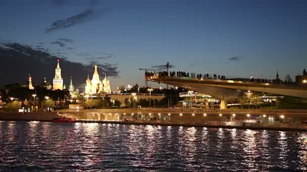 Floating Bridge Zaryadye Park Moskvoretskaya Embankment Moskva River Tourist Pleasure — Stock Video