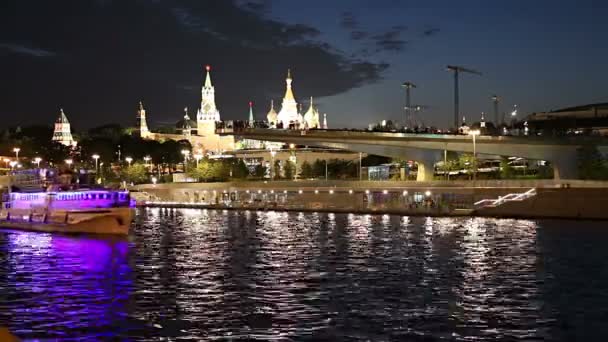 Moscow Russia August 2019 Floating Bridge Zaryadye Park Moskvoretskaya Embankment — Αρχείο Βίντεο