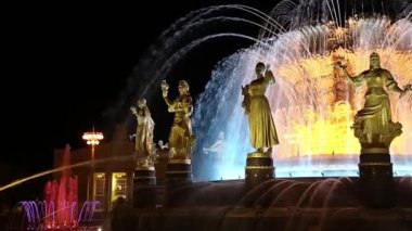 Fountain Friendship of Nations (1951-54), mimarlar K. Topuridze ve G. Konstantinovsky 'nin kaynak projesi) -- Vdnkh (All-Russia Exhibition Centre), Moskova, Rusya  