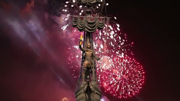 俄罗斯摩斯科市彼得大帝神像的烟火 它由格鲁吉亚设计师Zurab Tsereteli设计 建于1997年 — 图库视频影像
