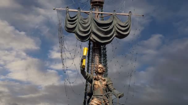 ピーターは 偉大な像 移動雲の背景に モスクワ ロシア ジョージア人デザイナーのズラブ ツェレテリによって設計され 1997年に建てられた — ストック動画