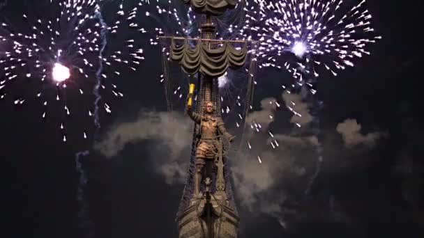 ピーター像の上の花火 モスクワ ロシア ジョージア人デザイナーのズラブ ツェレテリによって設計され 1997年に建てられた — ストック動画