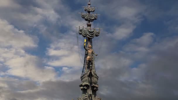 Peter Die Große Statue Auf Dem Hintergrund Der Bewegten Wolken — Stockvideo