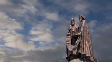 Kurtarıcı İsa 'nın Katedralinde Anıt Buluşması (hareket eden bulutların arka planında) Moskova, Rusya' da  