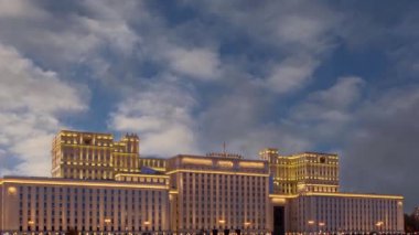 Rusya Federasyonu Savunma Bakanlığı 'nın (Minoboron) hareketli bulutların arka planında yer alan ana binası, Terus Silahlı Kuvvetleri' nin yönetim organıdır. Moskova, Rusya