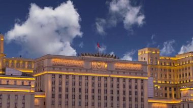 Rusya Federasyonu Savunma Bakanlığı 'nın (Minoboron) hareketli bulutların arka planında yer alan ana binası, Terus Silahlı Kuvvetleri' nin yönetim organıdır. Moskova, Rusya