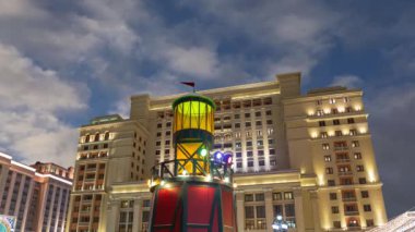 Noel ve Yeni Yıl Aydınlatma ve Four Seasons Hotel (hareket eden bulutların arka planında) geceleri. Moskova. Rusya 