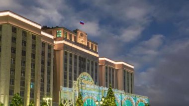 Rusya Federasyonu Federal Meclisi Devlet Duma Binası (hareketli bulutların arka planında), Moskova, Rusya