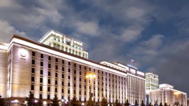 Rusya Federasyonu Savunma Bakanlığı 'nın (Minoboron) hareketli bulutların arka planında yer alan ana binası, Terus Silahlı Kuvvetleri' nin yönetim organıdır. Moskova, Rusya