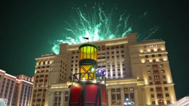 Gece havai fişek Noel ve yeni yıl tatilleri aydınlatma ve Four Seasons oteli. Moskova. Rusya