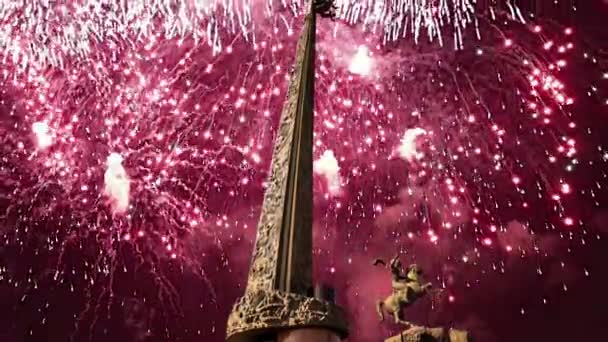 Πυροτεχνήματα Πάνω Από Μνημείο Του Πολέμου Στο Πάρκο Της Νίκης — Αρχείο Βίντεο