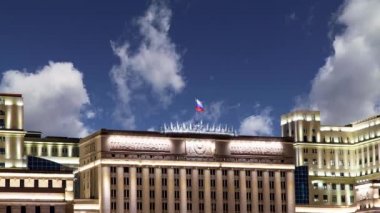 Rusya Federasyonu Savunma Bakanlığı 'nın (Minoboron) hareketli bulutların arka planında yer alan ana binası, Terus Silahlı Kuvvetleri' nin yönetim organıdır. Moskova, Rusya