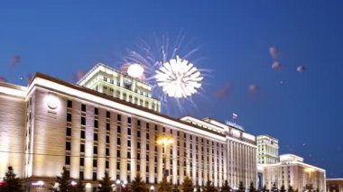 Rusya Federasyonu Savunma Bakanlığı 'nın (Minoboron) Ana Binası üzerindeki havai fişekler, Therussian Silahlı Kuvvetleri' nin yönetim organı. Moskova, Rusya 