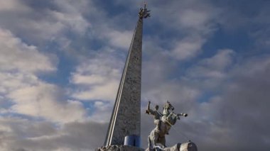 Poklonnaya Tepesi 'ndeki Zafer Parkı' nda (hareket eden bulutların arka planında) savaş anıtı, Moskova, Rusya