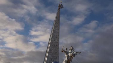 Poklonnaya Tepesi 'ndeki Zafer Parkı' nda (hareket eden bulutların arka planında) savaş anıtı, Moskova, Rusya
